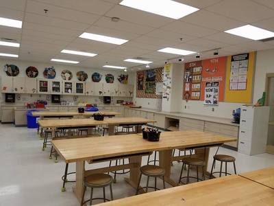 The Perfect Art Room - ART ED GURU Arts Rooms, School Art Studio, Art Room Ideas Classroom High School, Art Classroom Interior Design, Art Studio School, Art Room Furniture For School, School Art Room Design, College Art Classroom, Art Room Aesthetic School