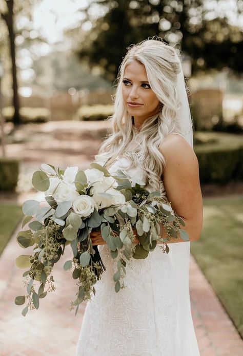 Boutonnière Ideas, Red Rose Bouquet Wedding, Wedding Stills, Wedding Portrait Poses, 2025 Wedding, Wedding Picture Poses, Bridal Pictures, Bridal Poses, November Wedding