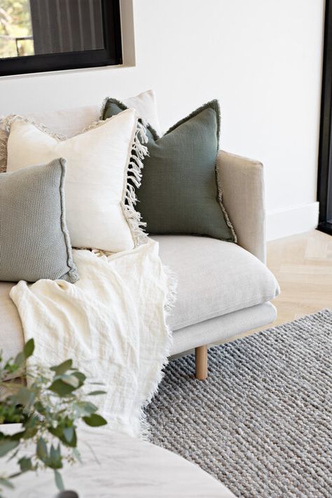 Are you making one of these rug mistakes? Top designers share their rug pet peeves! Lounge Room Styling, Cream Living Rooms, Lounge Style, Diy Ikea Hacks, Diy Ikea, Style Deco, Living Room Green, Sofa Styling, Elegant Living Room