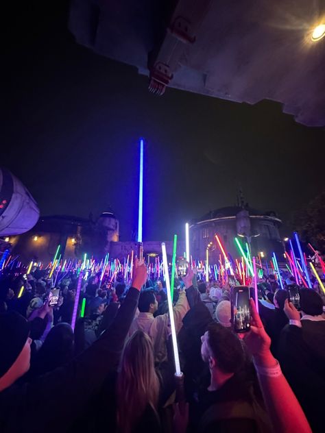 Galaxy’s Edge Disneyland, Star Wars Movie Night Aesthetic, Disneyland Galaxy's Edge, Galaxy's Edge Lightsaber, Star Wars Disneyland, Disney World Star Wars, Galaxies Edge, Star Wars Night, Fangirl Aesthetic