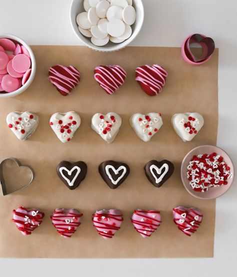 No-Bake Oreo Heart Truffles - Moribyan Heart Truffles, Spring Roll Pastry, Oreo Truffles Recipe, Hawaiian Sweet Rolls, Egg Roll Wrappers, Crushed Oreos, Oreo Truffles, Chocolate Drip, Chocolate Sprinkles