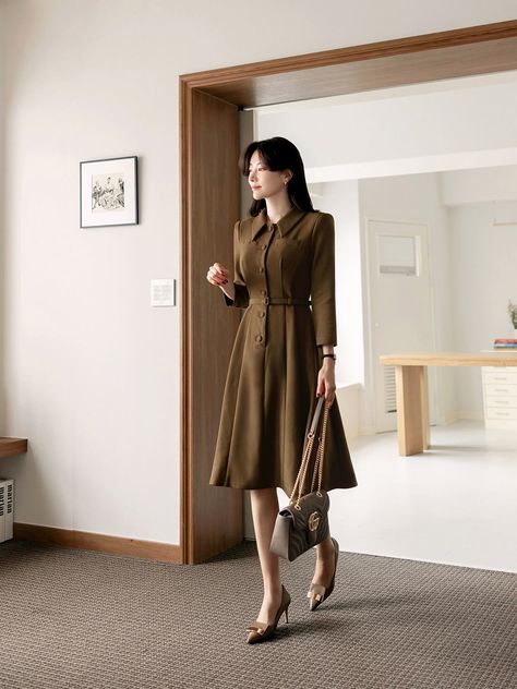 Formal Brown Outfit, Dress Korean Style Formal, Brown Formal Dress, Chinese Fancy Dress, Party Midi Dress, Fashion Design Books, Elegant Wedding Guest Dress, Brown Midi Dress, Old Fashion Dresses