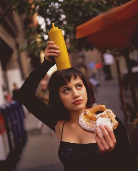 Brittany Murphy eating a pretzel, 1990s Brittany Murphy, Look Retro, Baby Boomer, Grunge Hair, Woman Crush, Mode Inspiration, Girl Crush, Style Icons, Pretty People