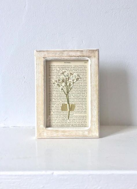 Bouquet Frame, Framed Pressed Flowers, Decor Ideas For Apartments, Pressed Flowers Diy, Ideas For Apartments, Dried Flowers Diy, Flower Pressing, Pressed Flower Crafts, Idee Cricut