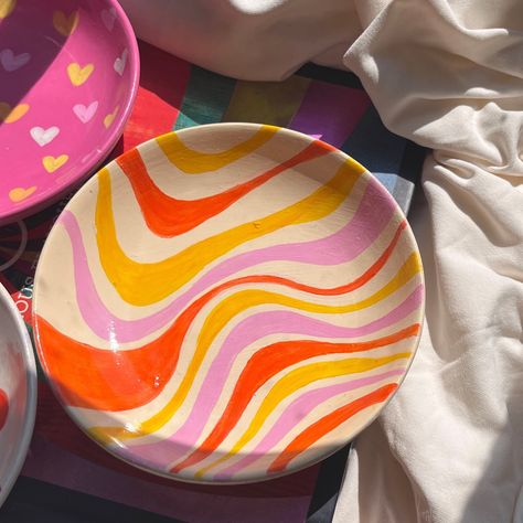 Groovy Pottery Painting, Pottery Bowl Art, Painted Cereal Bowl, Wavy Bowl Pottery, Painted Clay Bowls, Jewlery Dish Painting Ideas, Funky Pottery Painting Ideas, Ceramic Painting Ideas Easy Plates, Paint Your Own Bowl Ideas