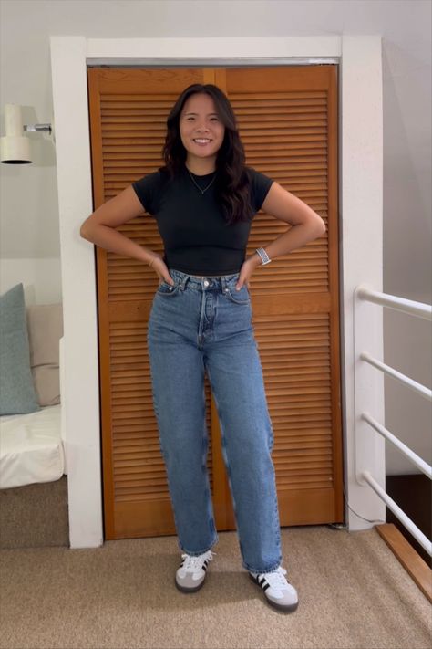 High Rise Tapered Jeans Outfit, Outfits With Mom Jeans For School, Ootd Jeans High Waist, Super High Waisted Jeans Outfit, High Waist Straight Leg Jeans Outfit, High Waist Jeans Outfit Ideas, Straight Fit Jeans Outfit Women, Tapered Jeans Women Outfit, High Wasted Jean Outfits