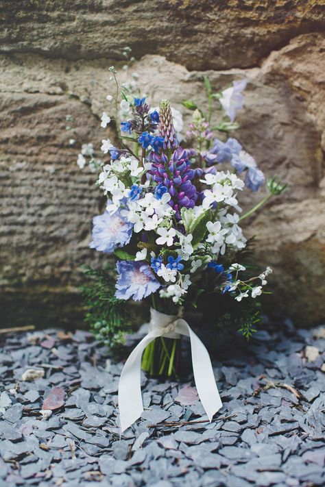 Wedding Bouquets Blue, Outlander Wedding, Wedding Flower Guide, Pretty Bouquet, Bouquet Photography, Blue Wedding Bouquet, Beautiful Wedding Flowers, Flower Guide, Blue Wedding Flowers