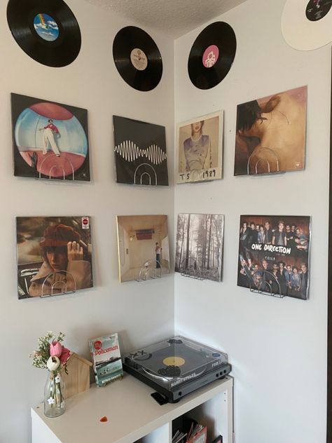 Albums On Wall Bedroom, Room Ideas With Vinyl Records, Vinyl Room Design, Vinyl Wall Display Ideas, Vinyl On Walls Ideas, Vinyl Wall Decoration, Vynil Room Ideas, Selves On Wall Design, Vinyl On Wall Aesthetic