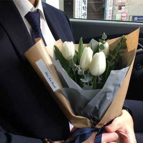 Eli King, Man Bouquet, Clothes Korean Style, Tulip Bouquet, Perfect Relationship, Ideal Man, White Day, Flower Therapy, Couples Poses For Pictures