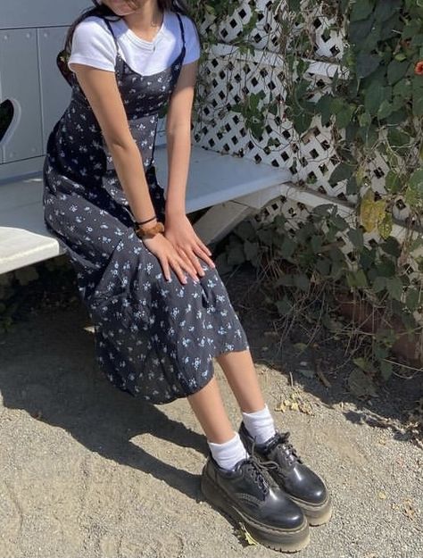 Shirt Inside Dress Outfit, Dress Over Top Outfit, 90s Dress Over Shirt, Midi Skirt Inspiration, White Top Under Dress, Strap Dress With Tshirt, Dress Outfits Layered, Grunge Summer Dress Outfits, Floral Pattern Outfit