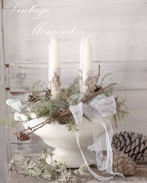 belinda anton auf Instagram: „Zwischen Zapfenchaos und Naturmaterialien #christmasdecor #christmas #terrine #VINTAGEMOMENTSLADEN #vintage #shabby#adventausstellung“ Božićne Dekoracije, Xmas Projects, Bedroom Pink, Christmas Pots, November 8, Deco Floral, Vintage Cottage, Country Farmhouse Decor, Rustic Christmas