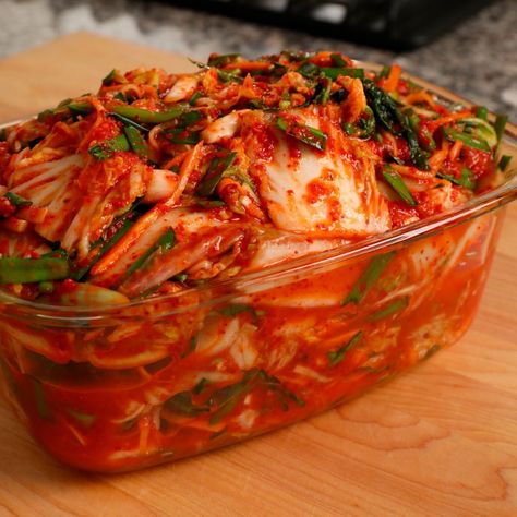 Traditional Kimchi Recipe, Vegan Kimchi Recipe, Vegetarian Kimchi, Maangchi Recipes, Vegan Kimchi, Fermented Kimchi, Kimchi Recipe, Clam Recipes, Recipe Roundup