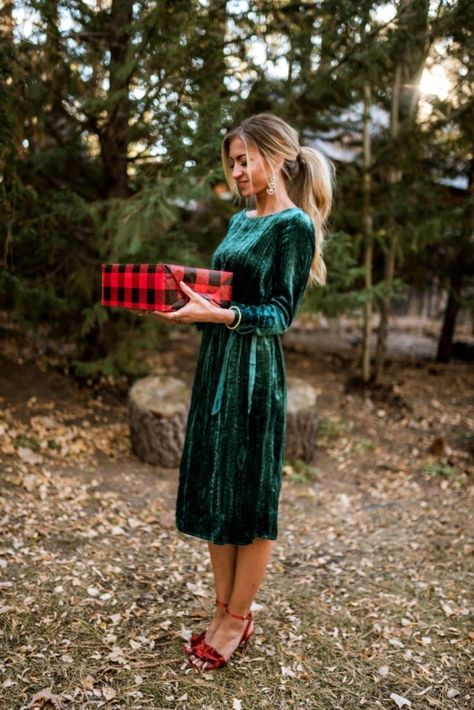 Winter Event Outfit Classy, Simple Christmas Outfits, Party Outfit Plus Size, Velvet Dresses Outfit, Elle Apparel, Winter Glam, Holiday Outfits Christmas, Outfits Female, Cute Christmas Outfits