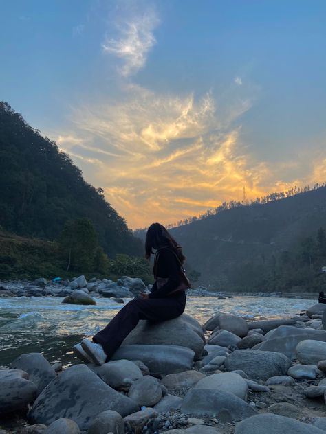 Travel Pic Poses, Rishikesh Asthetic Photos, River Photography Ideas, Manali Asthetic Picture, Trip Asthetic Picture, Mountains Pose Ideas, Poses For Trip, Poses Near River, Back Asthetic Picture