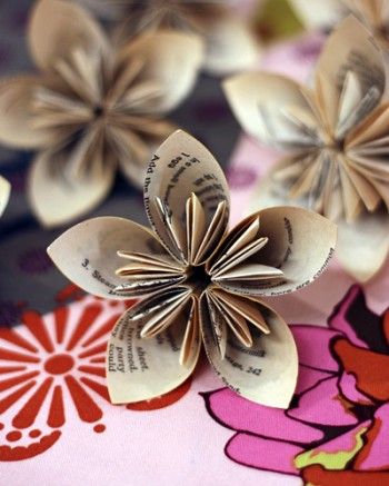 origami flowers - tutorial:  http://foldingtrees.com/2008/11/kusudama-tutorial-part-1/ Diy Flores, Folding Origami, How To Make Paper Flowers, Origami Flowers, Paper Flower Tutorial, Paper Flowers Diy, Crafty Craft, Kirigami, Flower Tutorial