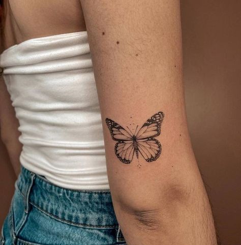 Monarch Tattoo, Monarch Butterfly Tattoo, Butterfly Tattoos On Arm, Tato Minimal, Butterfly Tattoos For Women, Small Pretty Tattoos, Petite Tattoos, Butterfly Tattoo Designs, Discreet Tattoos