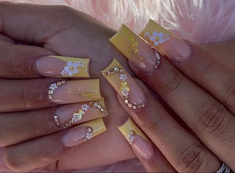 Gold And Flower Nails, Yellow Nails With Charms, Yellow Wedding Nails For Bride, Yellow And Pink Quinceanera Theme, Nails For Yellow Dress Prom, Yellow Quinceanera Nails, Gold And Yellow Nails, Quinceanera Nails Short, Prom Nails Yellow