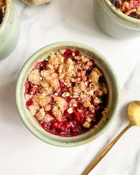 93 calorie single serve berry crumble Low Calorie Berry Crumble, Low Calorie Crumble, Healthy Warm Desserts, Super Low Calorie Meals, Low Calorie Vegan Breakfast, Healthy Berry Crumble, Low Calorie Vegan Recipes, Berry Crumble Recipe, Low Calorie Pumpkin