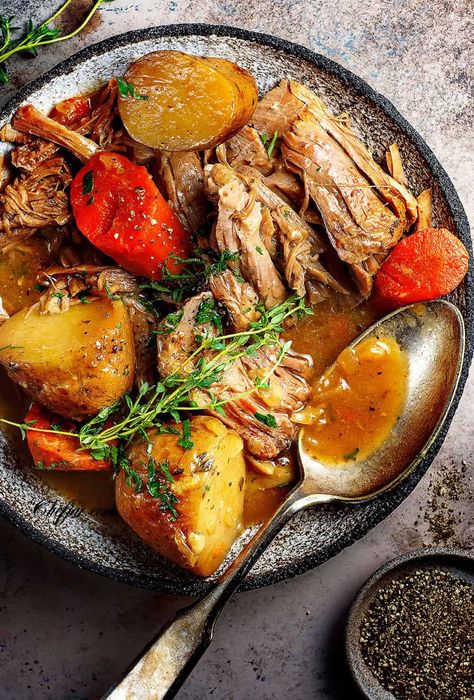 Balsamic Pot Roast, Crock Pot Roast, Beef Massaman Curry, Chili Con Carne Recipe, Best Cornbread Recipe, Perfect Pot Roast, Moist Cornbread, Roasted Garlic Chicken, Cooking A Roast