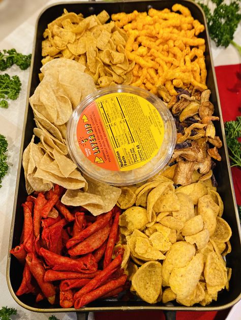 Chip Tray Party, Chips And Dips Display, Chip Platter Ideas, Chips Board Ideas, Chip And Dip Station, Chips And Salsa Board, Chip Bowls For Party, Crisps Board, Chip Board Ideas