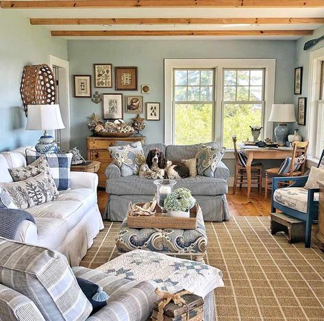 Salons Cottage, Cottage Style Living Room, Country Cottage Interiors, Relaxing Living Room, Cottage Journal, Casa Country, Cottage Living Rooms, Cottage Interior, Cottage Interiors