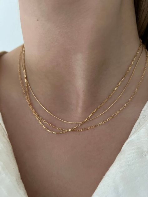 TINY FILLED CHAIN NECKLACE – ALV Jewels #JewelryDesign #Jewelry #JewelryAddict #Accessories #Fashion #HandmadeJewelry #Style #JewelryLovers #StatementJewelry #Gemstone Layered Necklaces Gold, Minimalist Accessories Jewellery, Gold Chain Women, Sparkle Box, Simple Necklaces, Gold Minimalist Jewelry, Dainty Gold Jewelry, Fancy Jewelry Necklace, Pretty Jewelry Necklaces