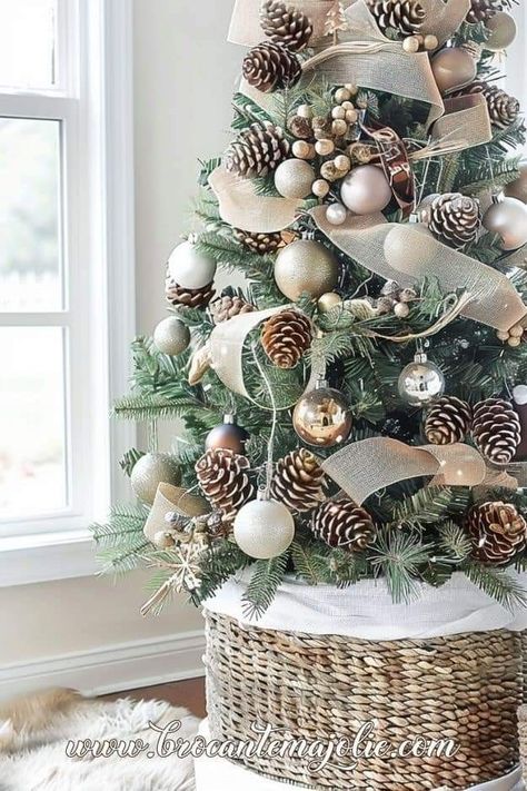 Classy Rustic Christmas Tree, Farmhouse Xmas Tree Decor, Woodsy Christmas Tree Decor, Farmhouse Tree Ornaments, Farmhouse Christmas Trees Ideas, Natural Decorations For Christmas Trees, Rustic Boho Christmas Decor, Boho Christmas Tree Decorations, Natural Christmas Tree Decor Ideas