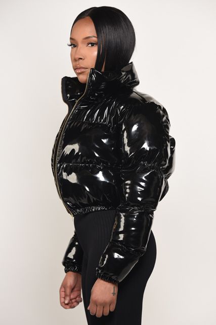 Bubble Jacket Outfit, Puffer Jacket Outfit Black, Bubble Jacket, Puffer Jacket Outfit, Bubble Coat, Cool Coats, Shiny Jacket, Puffer Jacket Women, Pvc Coat