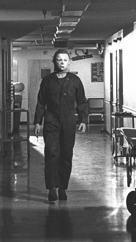 Michael Myers Halloween II (1981) Halloween 2 1981, Michael Myers Art, Halloween Franchise, John Carpenter Halloween, Mask Maker, Horror Photos, Halloween Film, Slasher Film, Halloween Queen