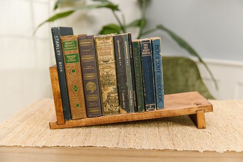 DIY Tabletop Bookshelf - Home Improvement Projects to inspire and be inspired | Dunn DIY | Seattle Desktop Bookshelf Diy, Diy Small Bookshelf, Diy Book Rack, Tabletop Shelves, Small Bookshelf Ideas, Build A Bookshelf, Woodworking Diy Gifts, Diy Bookshelf Plans, Tabletop Bookshelf