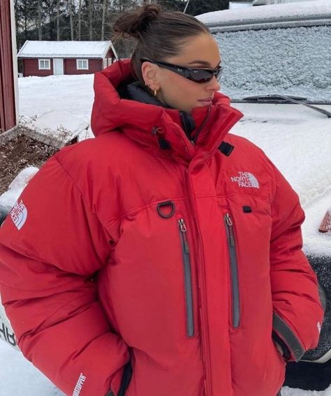 Red Canada Goose Outfit, Red Ski Outfit, Red Puffer Jacket Outfit, Red North Face Jacket, Streetwear Poses, Red Ski Jacket, Snow Fits, Apres Ski Outfits, Ski Aesthetic