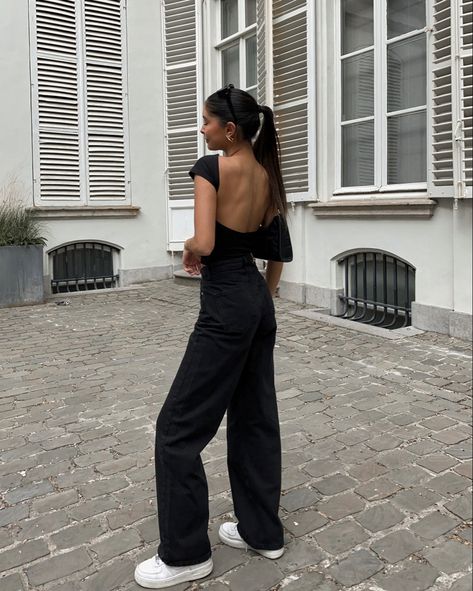 Backless Top With Jeans, Black Jeans Classy Outfit, Going Out Outfits Black Jeans, Backless Outfit Aesthetic, Black Jeans Black Shirt Outfit, Backless Top Outfit Summer, Black Jeans Going Out Outfit, Black Backless Top Outfit, Backless Top Aesthetic