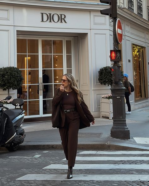 brown on brown on brown 🤎 | first look in paris 🇫🇷 • • • #paris #france #parisfashion #parisstyle #parisianstyle #europeanfashion #europeanstyle #fallfashion #falltrends #monochromatic #monochromaticlook #pinterestinspired #pinterestaesthetic White And Brown Outfit, Brown Monochrome Outfit, Closet Minimal, Brown Monochrome, Band Ideas, Minimal Wardrobe, Capsule Closet, Monochrome Outfit, Brown Outfit