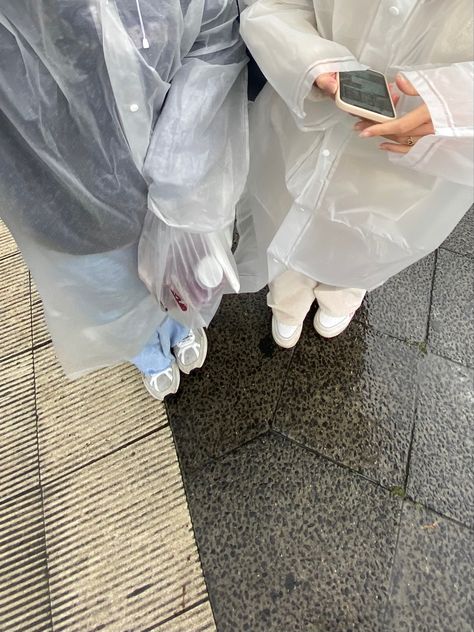 rain coat rainy day berlin Raincoat Outfit Aesthetic, Rain Coat Aesthetic, Raincoat Outfit, Outfits Aesthetic