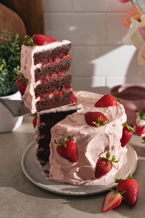 Diy Birthday Cake Chocolate, Chocolate With Strawberry Cake, Chocolate Frosted Birthday Cake, Strawberry Cake Frosting Recipes, Strawberry Desserts Chocolate, Mini Cakes Easy, Red Velvet Fruit Cake, Small Strawberry Cake Recipe, Pinterest Cake Recipes