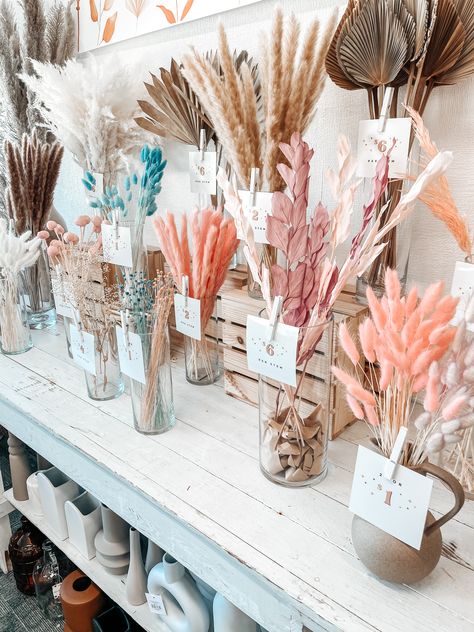 Pampas Display, Store Dried Flowers, Spring Dried Flower Arrangements, Dried Floral Storage, Dried Flower Business, Dried Flower Market Display, Dry Flower Bar, Dried Flower Shop Display, Diy Boho Dried Flower Arrangements