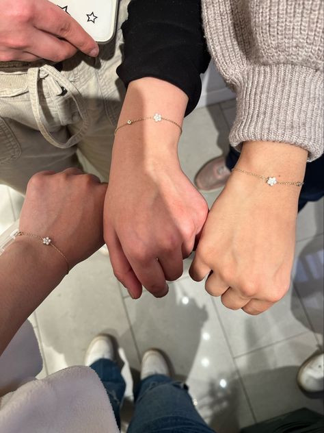 Matching Bracelets Friend Group, Matching Jewelry For Trio, Friendship Jewelry Aesthetic, Matching Bracelets For 5 Friends, Bff Matching Bracelets Aesthetic, Matching Braclet Aesthetic, Bracelet For Besties, Matching Beaded Bracelets For Couples, Trio Gift Ideas