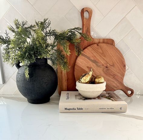 Fruit Kitchen Display, Picture On Kitchen Counter, Black Vase Kitchen Island, Wood Board Kitchen Decor, Kitchen Decor Black And Wood, Kitchen Decor Modern Luxury, Kitchen Organic Modern Decor, How To Style Decorative Bowls, Black And Gold Kitchen Decor Ideas