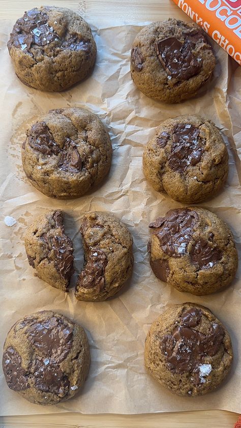 Quick and Easy Cinnamon Roll Muffins: No Yeast Required! - Munchies By Mallory Levain Bakery Chocolate Chip Cookies, Chocolate Chunk Cookies Recipe, Chunk Cookies Recipe, Bakery Chocolate Chip Cookies, Chocolate Chunk Cookie Recipe, Cinnamon Roll Muffins, Giant Chocolate Chip Cookie, Levain Bakery, Chocolate Pairings