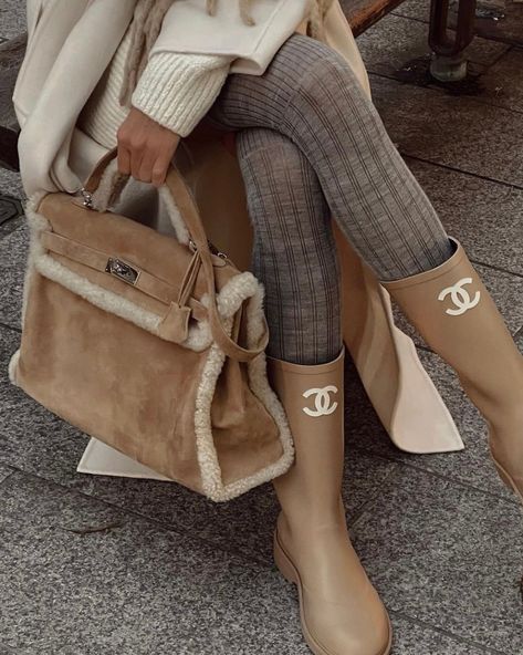 6 Stylish Shearling Bag Alternatives to the Hermès Teddy Kelly Chanel Rain Boots, Winter Purses, Purse Outfit, Chanel Boots, Kelly Bag, Classic Outfits, Accessories Jewelry, Colorful Fashion, Cloth Bags