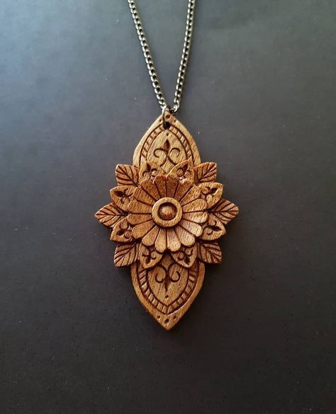 Wood Jewelry Diy, Hand Carved Jewelry, Wood Spoon Carving, Wood Carving For Beginners, Mandala Jewelry, Laser Engraved Ideas, Dremel Wood Carving, Jewelry Illustration, Chip Carving