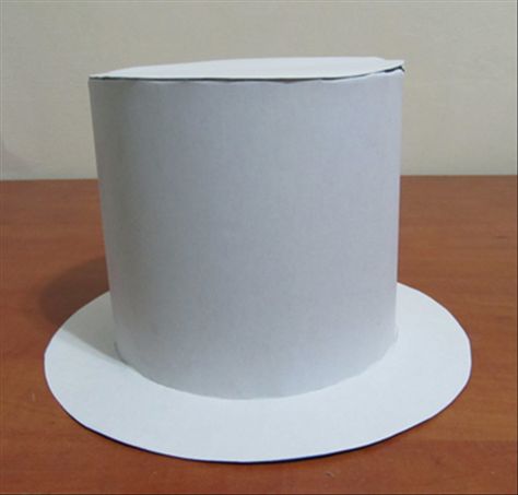 Your top hat is ready !  Now is the fun part. You can glue material or paper to the hat, add a band, feathers, flowers or any sort of decoration.  Enjoy! Diy Top Hat, Paper Hat Diy, Snowman Hat Pattern, Cardboard Hat, Diy Christmas Hats, Easter Hat Parade, Crazy Hat, Hat Template, Paper Hats