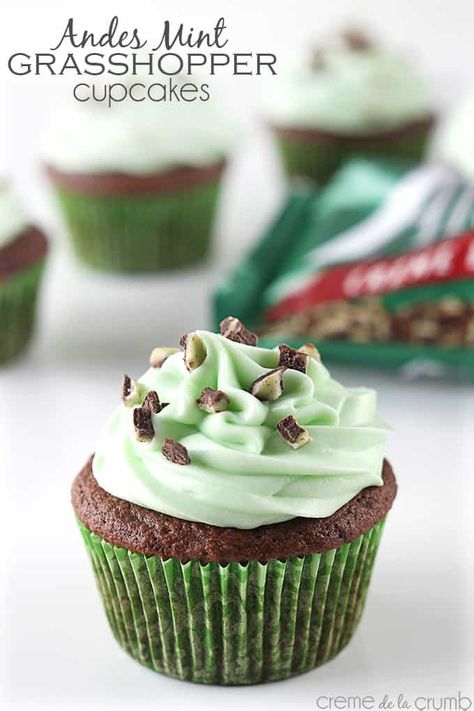 Moist chocolate cupcakes towered high with a fluffy mint buttercream frosting and topped with crushed Andes Mints candies! St Pattys Desserts, Andes Mint Recipes, Andes Mint Cupcakes, Grasshopper Cookies, Mint Cupcakes, Mint Chocolate Cheesecake, Christmas Cupcakes Recipes, Mint Cheesecake, Pop Cakes