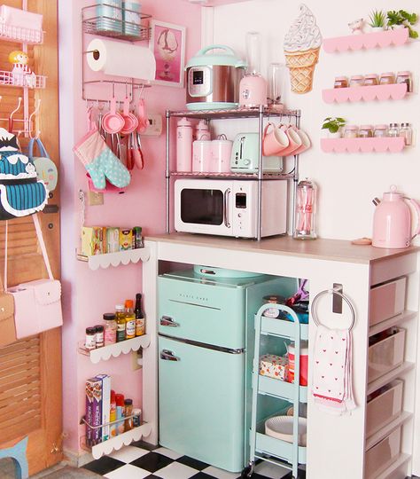 Scathingly Brilliant: Mini kitchen DIY/tour Mini Kitchen Decor Ideas, Kawaii Tiny House, Mini House Aesthetic, Mini Kitchen In Bedroom, Cute Appartement, Mini Kitchen Decor, Pastel Kitchen Ideas, 50’s Kitchen, Pink Kitchen Utensils