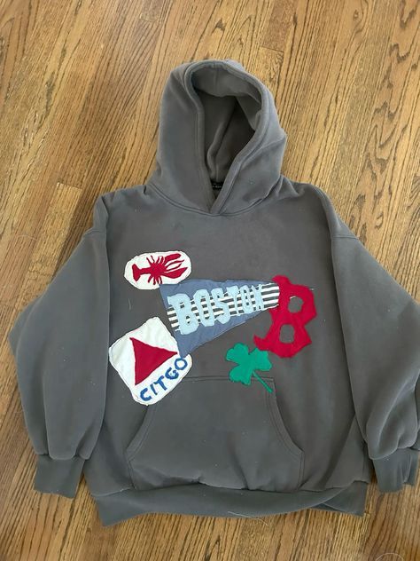 College Pennant Hoodie, Patchwork Embroidery Hoodie, College Patchwork Hoodie, Diy Embroidered Hoodie, Patchwork College Sweatshirt, Diy College Sweatshirt, Patchwork Hoodie Ideas, Diy Patchwork Hoodie, Patchwork Top Diy