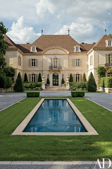 “This is an American dream house,” architect Peter Marino says of a couple's châteauesque villa in the Southwest that he redesigned, updating the interiors and adding two wings and a guest pavilion. The new wings flank the original building, which was designed in 1939 by Maurice Fatio | archdigest.com Dynasty House, Pool Trees, Boxwood Hedges, Mansion Homes, Tags Design, Dream Mansion, Traditional Exterior, Grand Homes, Dream House Exterior