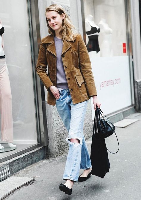 A tan suede jacket is worn with light wash distressed denim, a lavender sweater, black suede flats, and a black mini handle bag Suede Jacket Outfit, Tan Suede Jacket, Latest Jeans, Outfit Jeans, Spring Fashion Trends, Fashion Weeks, Look Vintage, Cool Street Fashion, 가을 패션