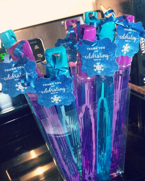 Frozen 3rd Birthday, Frozen Birthday Party Decorations, 4de Verjaardag, Frozen Party Favors, Elsa Birthday Party, Frozen Bday Party, Frozen Party Decorations, Party Favor Ideas, Disney Frozen Birthday Party