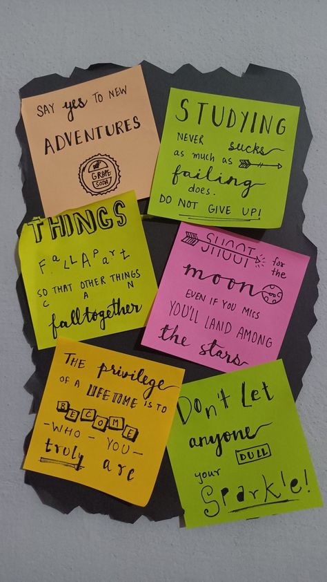 What To Write In Sticky Notes, Diary Ideas Creative With Sticky Notes, Painting On Sticky Notes, Sticky Notes Wall Decor Aesthetic, Sticky Note Room Decor, Cute Things To Write On Sticky Notes, Room Decor Motivation Wall Art, Sticky Notes Journal Ideas, Things I Hate About Myself List