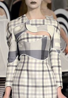 Creative Patternmaking - plaid dress with curved panels & piped trim - inventive sewing; fashion design detail // Thom Browne Detail Couture, Sewing Fashion, Pastry Chef, Plaid Dress, Mode Inspiration, Thom Browne, Creative Fashion, Fashion Details, Couture Fashion